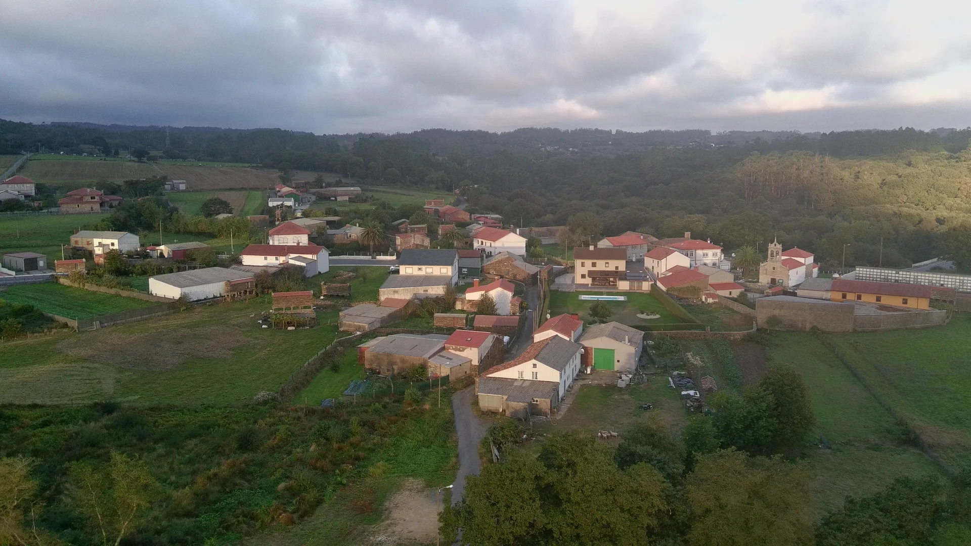 Vista aérea da aldea de Brandomil coa igrexa parroquial e as leiras ao redor
