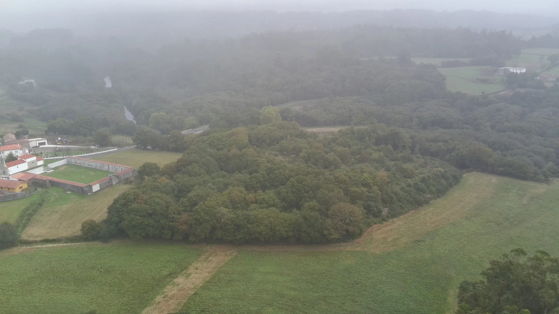 O castro de Brandomil entre néboa matinal, co río Xallas visible ao fondo