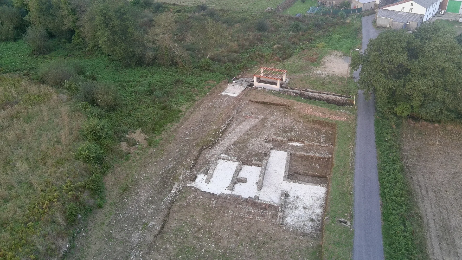 Vista aérea da escavación musealizada da Pedra do Altar, coas estruturas romanas delimitadas e unha cuberta de protección