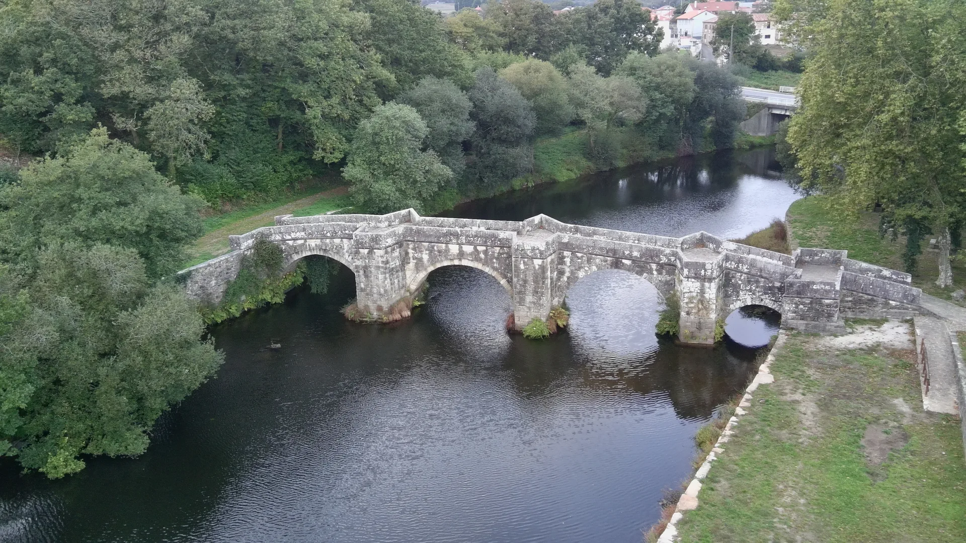 Vista aérea da Ponte Vella de Brandomil sobre o río Xallas, cos seus catro arcos de cantería