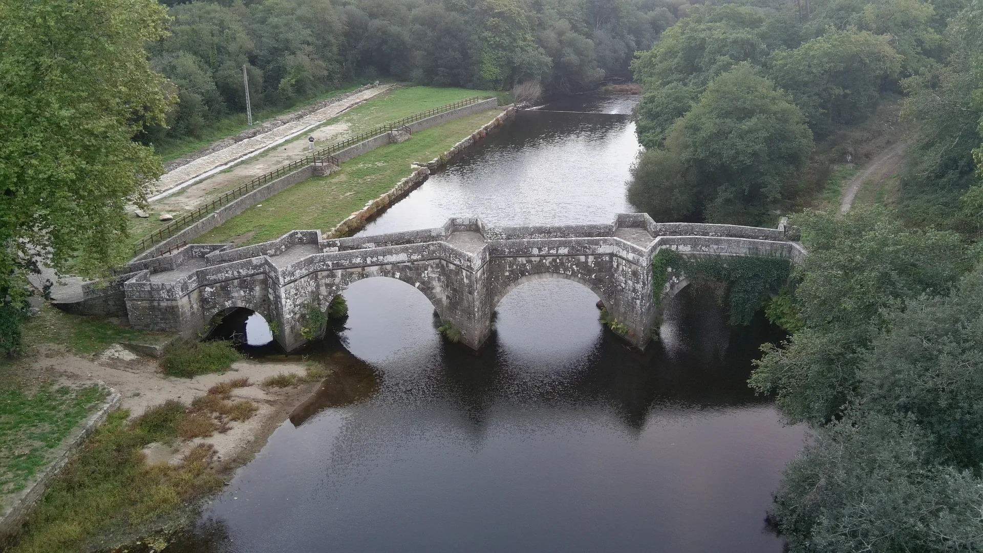 A Ponte Vella vista desde augas arriba, co tramo empedrado do Camiño Real que accede a ela