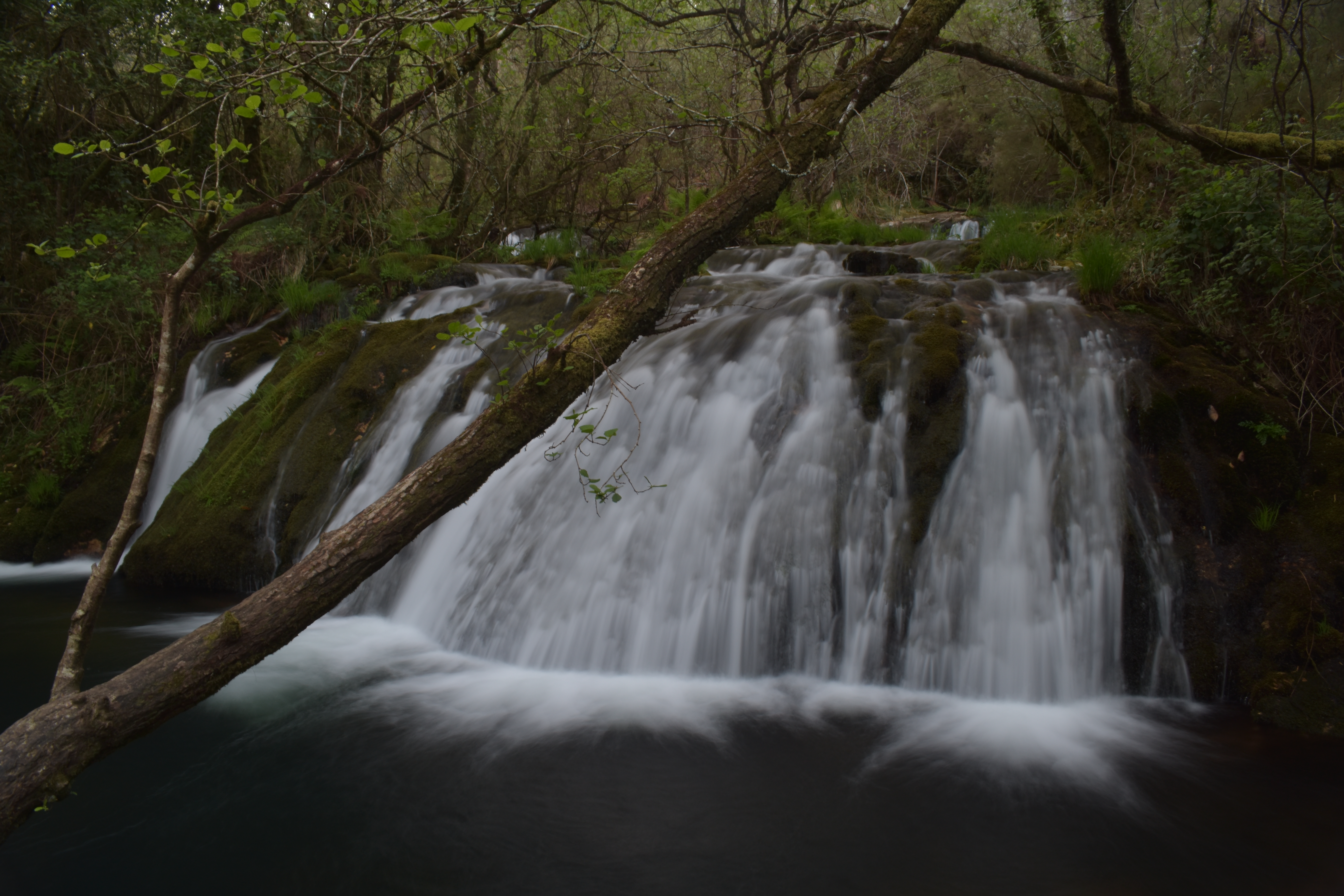 Fervenza de Parga de fronte, auga estendida en láminas finas sobre o granito plano